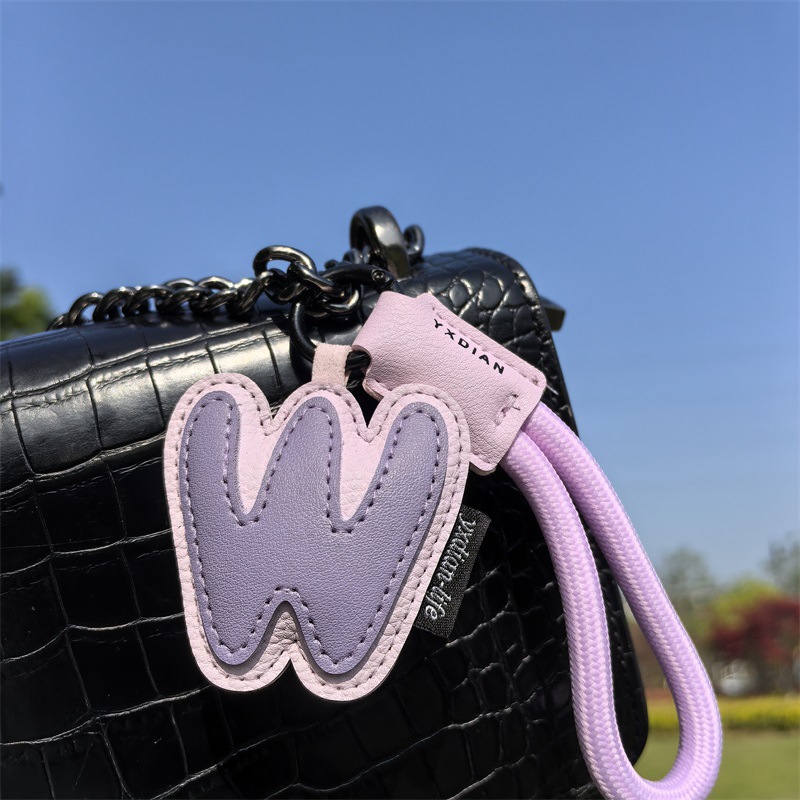 Chaveiro com iniciais de couro - Monogram Keychain Leather avaliação e preço